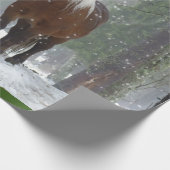 Braunes Pferd im Winterwald mit Schneefall Geschenkpapier (Ecke)