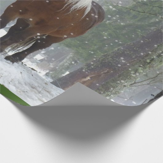 Braunes Pferd im Winterwald mit Schneefall Geschenkpapier (Ecke)