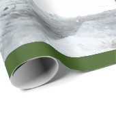 Braunes Pferd im Winterwald mit Schneefall Geschenkpapier (Rolleneckpunkt)