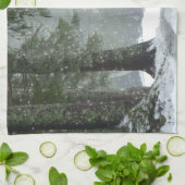 Braunes Pferd im Winterwald mit Schneefall Geschirrtuch (Gefaltet)