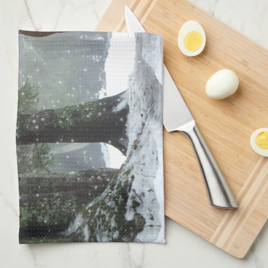 Braunes Pferd im Winterwald mit Schneefall Geschirrtuch (Viertel Falte)