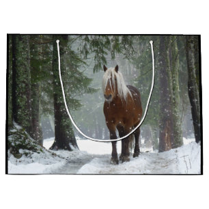 Braunes Pferd im Winterwald mit Schneefall Große Geschenktüte