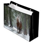 Braunes Pferd im Winterwald mit Schneefall Große Geschenktüte (Vorderseite Schrägansicht)