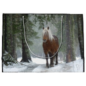 Braunes Pferd im Winterwald mit Schneefall Große Geschenktüte (Rückseite)