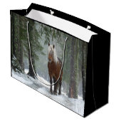 Braunes Pferd im Winterwald mit Schneefall Große Geschenktüte (Rückseite Schrägansicht)