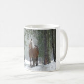 Braunes Pferd im Winterwald mit Schneefall Kaffeetasse (VorderseiteRechts)