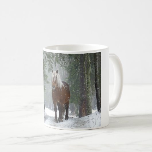 Braunes Pferd im Winterwald mit Schneefall Kaffeetasse (VorderseiteRechts)