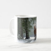 Braunes Pferd im Winterwald mit Schneefall Kaffeetasse (Vorderseite Links)