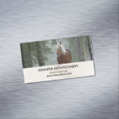 Braunes Pferd im Winterwald mit Schneefall Magnetische Visitenkarte (Beispiel)