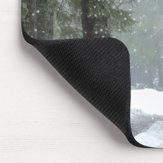 Braunes Pferd im Winterwald mit Schneefall Mousepad (Ecke)