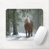 Braunes Pferd im Winterwald mit Schneefall Mousepad (Mit Mouse)