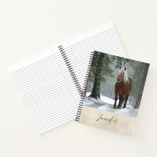 Braunes Pferd im Winterwald mit Schneefall Notizblock (Innenseite)