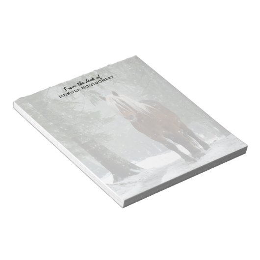 Braunes Pferd im Winterwald mit Schneefall Notizblock (angewinkelt)