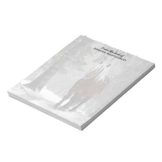 Braunes Pferd im Winterwald mit Schneefall Notizblock (Rotiert)