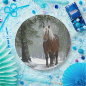 Braunes Pferd im Winterwald mit Schneefall Pappteller (Party)