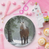 Braunes Pferd im Winterwald mit Schneefall Pappteller (Party)