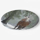 Braunes Pferd im Winterwald mit Schneefall Pappteller (Schrägansicht)