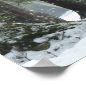 Braunes Pferd im Winterwald mit Schneefall Poster (Ecke)