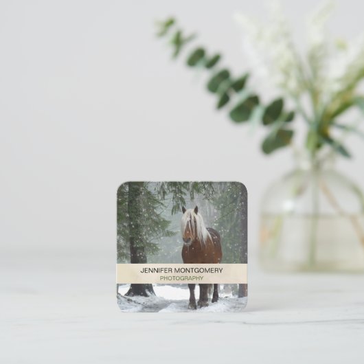 Braunes Pferd im Winterwald mit Schneefall Quadratische Visitenkarte (Stehend Vorderseite)