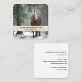 Braunes Pferd im Winterwald mit Schneefall Quadratische Visitenkarte (Vorne/Hinten)