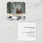 Braunes Pferd im Winterwald mit Schneefall Quadratische Visitenkarte (Vorne/Hinten)