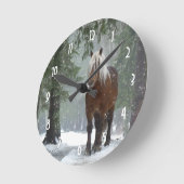 Braunes Pferd im Winterwald mit Schneefall Runde Wanduhr (Winkel)
