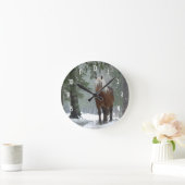 Braunes Pferd im Winterwald mit Schneefall Runde Wanduhr (Zuhause)