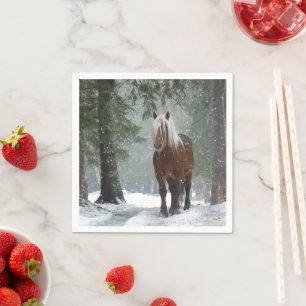 Braunes Pferd im Winterwald mit Schneefall Serviette