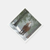 Braunes Pferd im Winterwald mit Schneefall Serviette (Ecke)