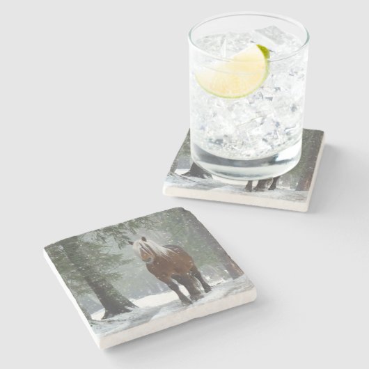 Braunes Pferd im Winterwald mit Schneefall Steinuntersetzer (Seitenansicht)