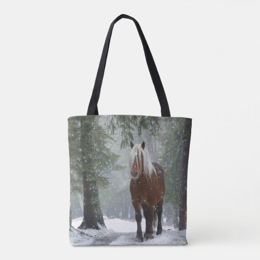 Braunes Pferd im Winterwald mit Schneefall Tasche (Rückseite)