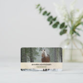 Braunes Pferd im Winterwald mit Schneefall Visitenkarte (Stehend Vorderseite)