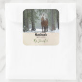 Braunes Pferd im Winterwald Quadratischer Aufkleber (Tasche)