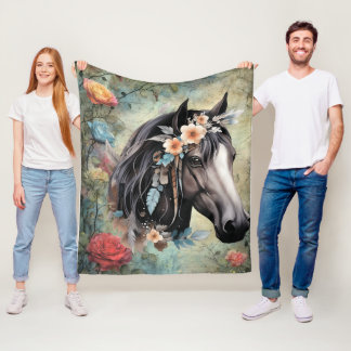 Braunes Pferd in Blumen. Fleecedecke