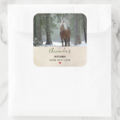 Braunes Pferd in einer Winterwaldküche Quadratischer Aufkleber (Tasche)