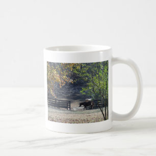 Braunes Pferd läuft durch einen Zaun Kaffeetasse