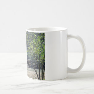 Braunes Pferd läuft durch einen Zaun Kaffeetasse