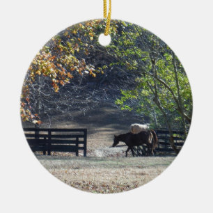Braunes Pferd läuft durch einen Zaun Keramikornament