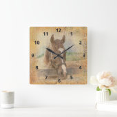 Braunes Pferd mit Halter auf altem Holz Quadratische Wanduhr (Zuhause)