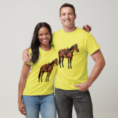 Braunes Pferd mit Sattel T-Shirt (Unisex)