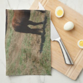 Braunes Pferd mit Sturmbäumen Handtuch (Viertel Falte)