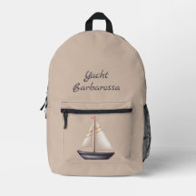 Braunes Segelboot und Name auf Beige