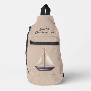 Braunes Segelboot und Name auf Beige Crossbody Bag