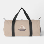 Braunes Segelboot und Name auf Beige Duffle Bag (Vorderseite)