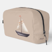 Braunes Segelboot und Name auf Beige Waschbeutel (Rechte Ecke)
