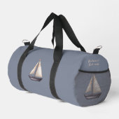 Braunes Segelboot und Name auf Grau Duffle Bag (Rechte Ecke)