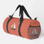 Braunes Segelboot und Name auf Rot Duffle Bag (Rechte Ecke)