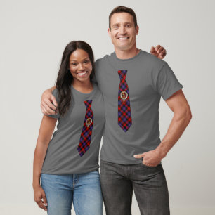 Braunes Tartan-Schlips-T-Shirt mit Abzeichen T-Shirt