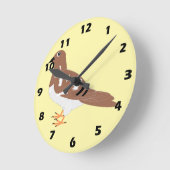 Braunes Taubendesign Runde Wanduhr (Winkel)
