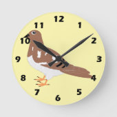Braunes Taubendesign Runde Wanduhr (Vorderseite)